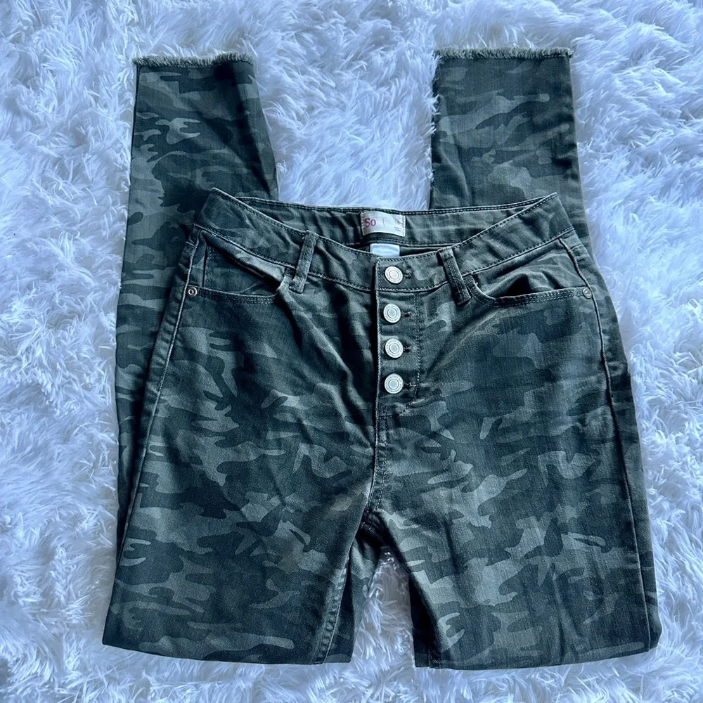 SO Girls Jeans Camo distressed holes Skinny Jeans Size 14 Green Denim like new